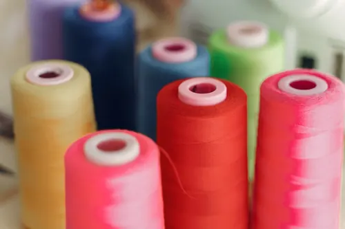Carretes de hilos de colores para confección